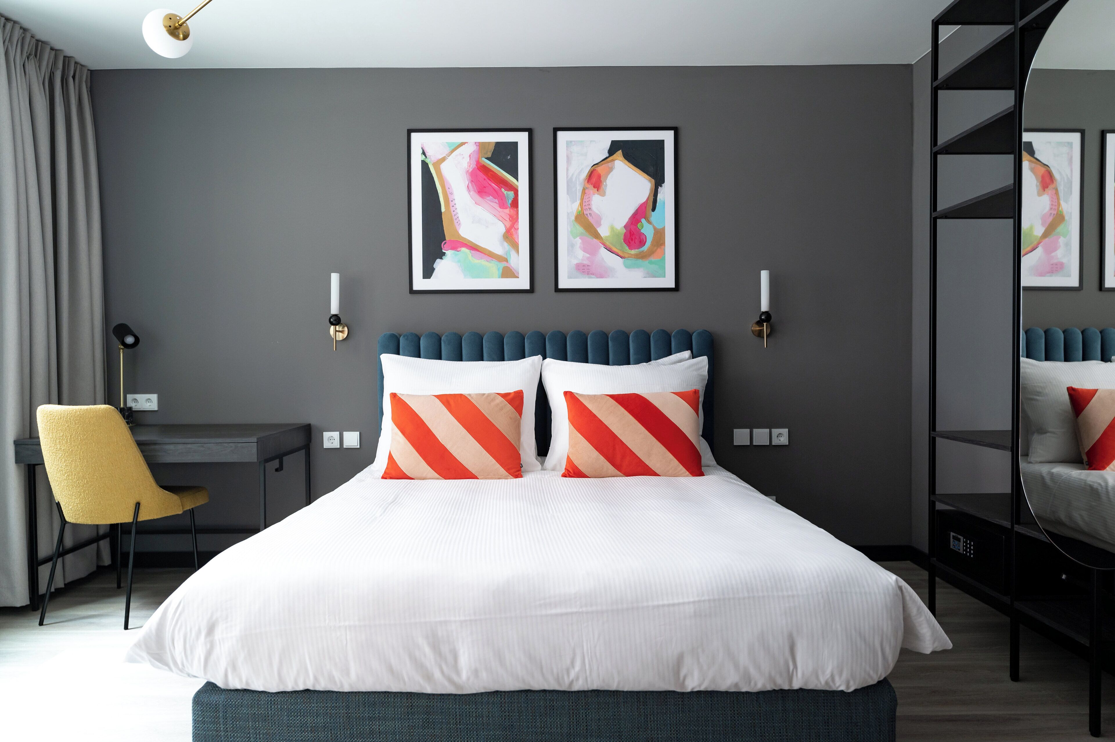 Een kluis op de kamer, individueel gedecoreerd, individueel gemeubileerd