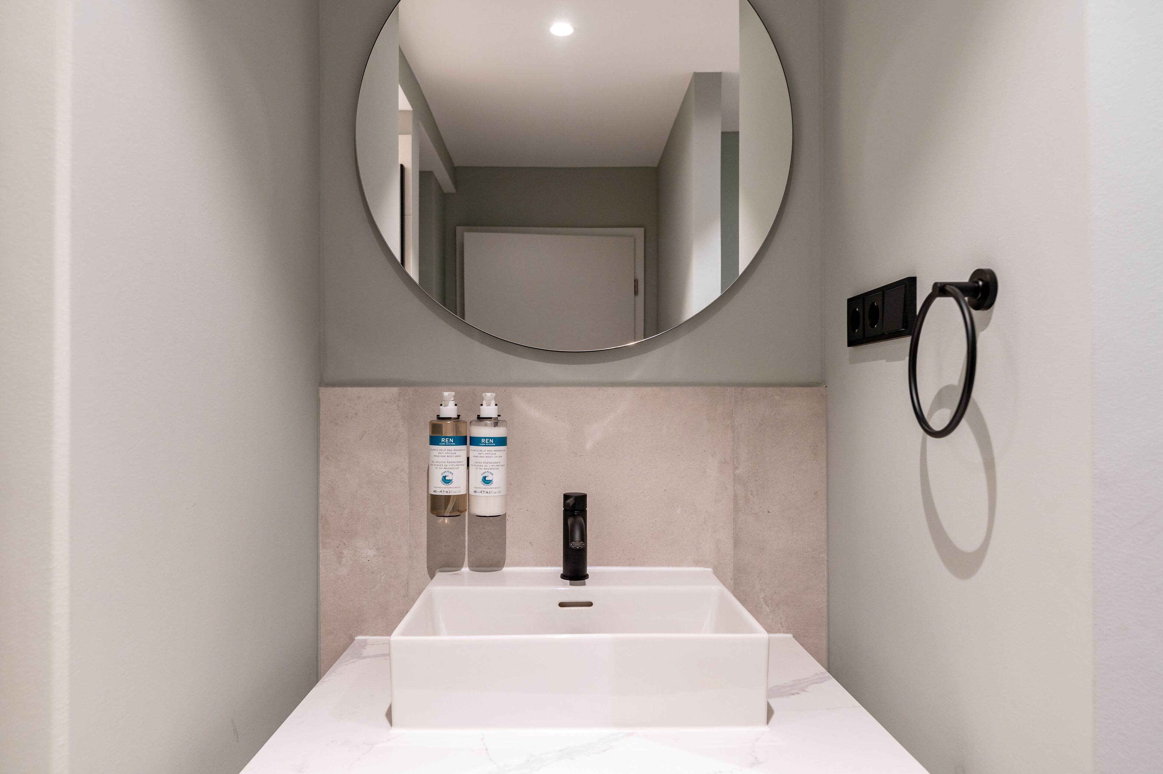 Dúplex | Baño | Regadera, amenidades de baño de diseñador, secadora de cabello, toallas 