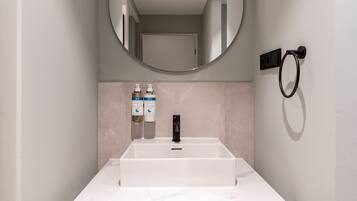 Dúplex | Baño | Regadera, amenidades de baño de diseñador, secadora de cabello, toallas