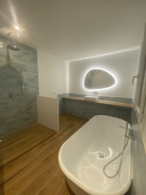 Shower, hair dryer, towels