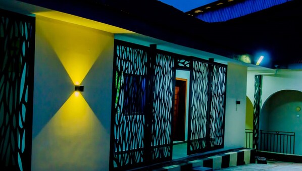 Façade de l’hébergement - soirée/nuit