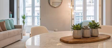 Standard Apartment | Ruang tamu | TV Pintar