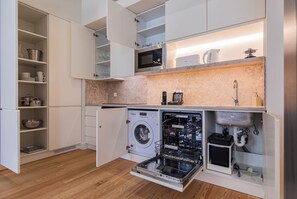 Geladeira, micro-ondas, fogão, cooktop