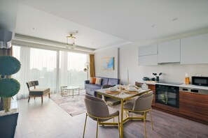 Leilighet – deluxe, 2 soverom | Oppholdsrom | En 50-tommers smart-TV med digitale kanaler samt TV og Netflix