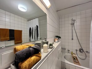 Haartrockner, Handtücher, Seife, Toilettenpapier