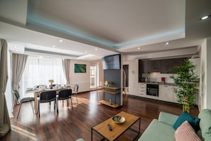 Executive-Apartment | Wohnbereich | 90-cm-LCD-Fernseher mit Digitalempfang, Fernseher, Netflix