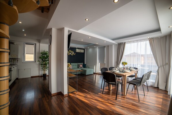 In-room dining - Niagara Apartments (Baia Mare)