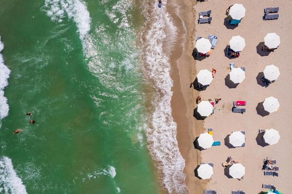 Privat strand i nærheten og strandbar