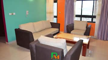 Business Suite, 1 Bedroom, Accessible, City View | Living area