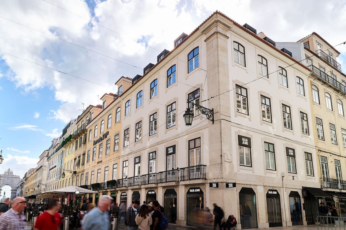 Il s’agit d’un bâtiment historique abritant plusieurs boutiques, dont une enseigne de vêtements bien connue, « Salsa Jeans ».