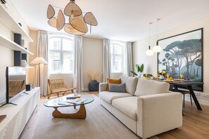 Classic-Apartment | Wohnbereich | Flachbildfernseher