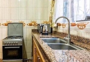 Mini-fridge, microwave, oven, cookware/dishes/utensils - Blue pearl apartments (Kampala)