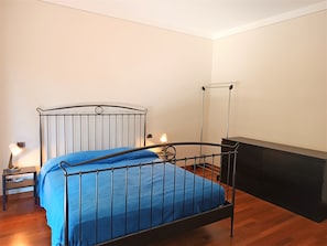 2 habitaciones, escritorio y espacio para trabajar con laptop 