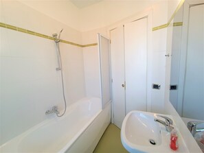 Apartment | Bathroom | Rainfall showerhead, bidet - Appartamento Camuzzi (Baveno)