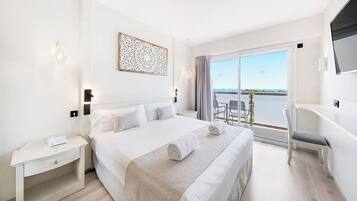 Standard-dobbeltværelse - balkon - udsigt til havn | Dundyner, pengeskab på værelset, skrivebord