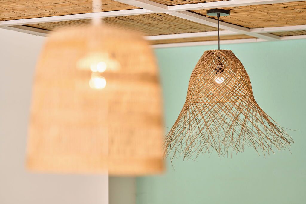 Un luminaire suspendu orné d’un motif tissé.