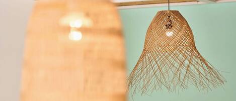 Un luminaire suspendu orné d’un motif tissé.