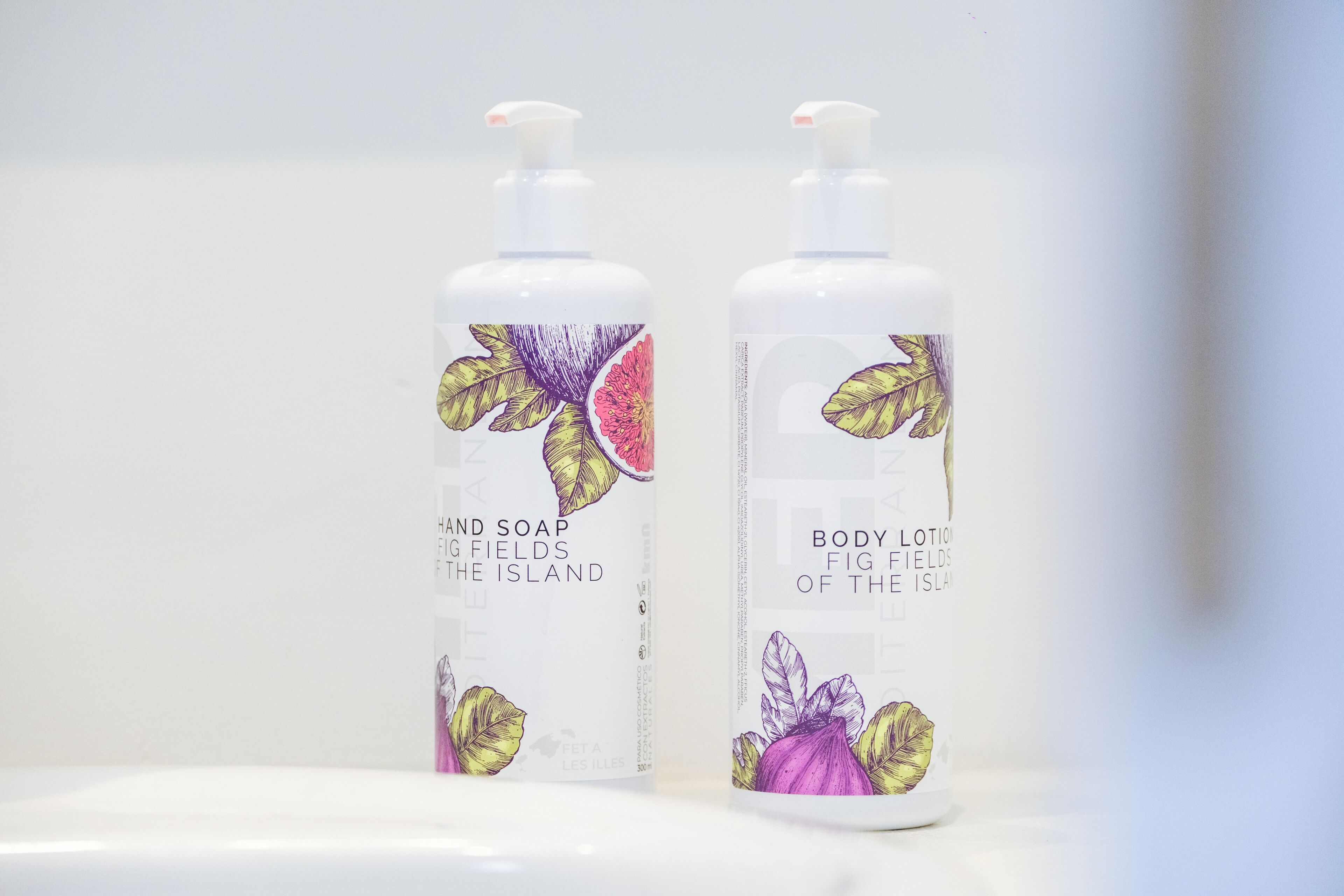 Deux flacons de lotion pour le corps au motif floral.