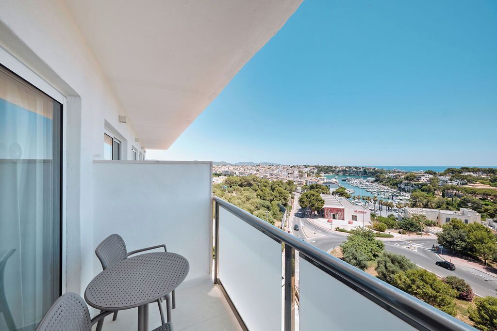 Chambre Double Standard, balcon, vue port | Couette en duvet d'oie, coffres-forts dans les chambres, bureau