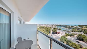 Chambre Double Standard, balcon, vue port | Couette en duvet d'oie, coffres-forts dans les chambres, bureau