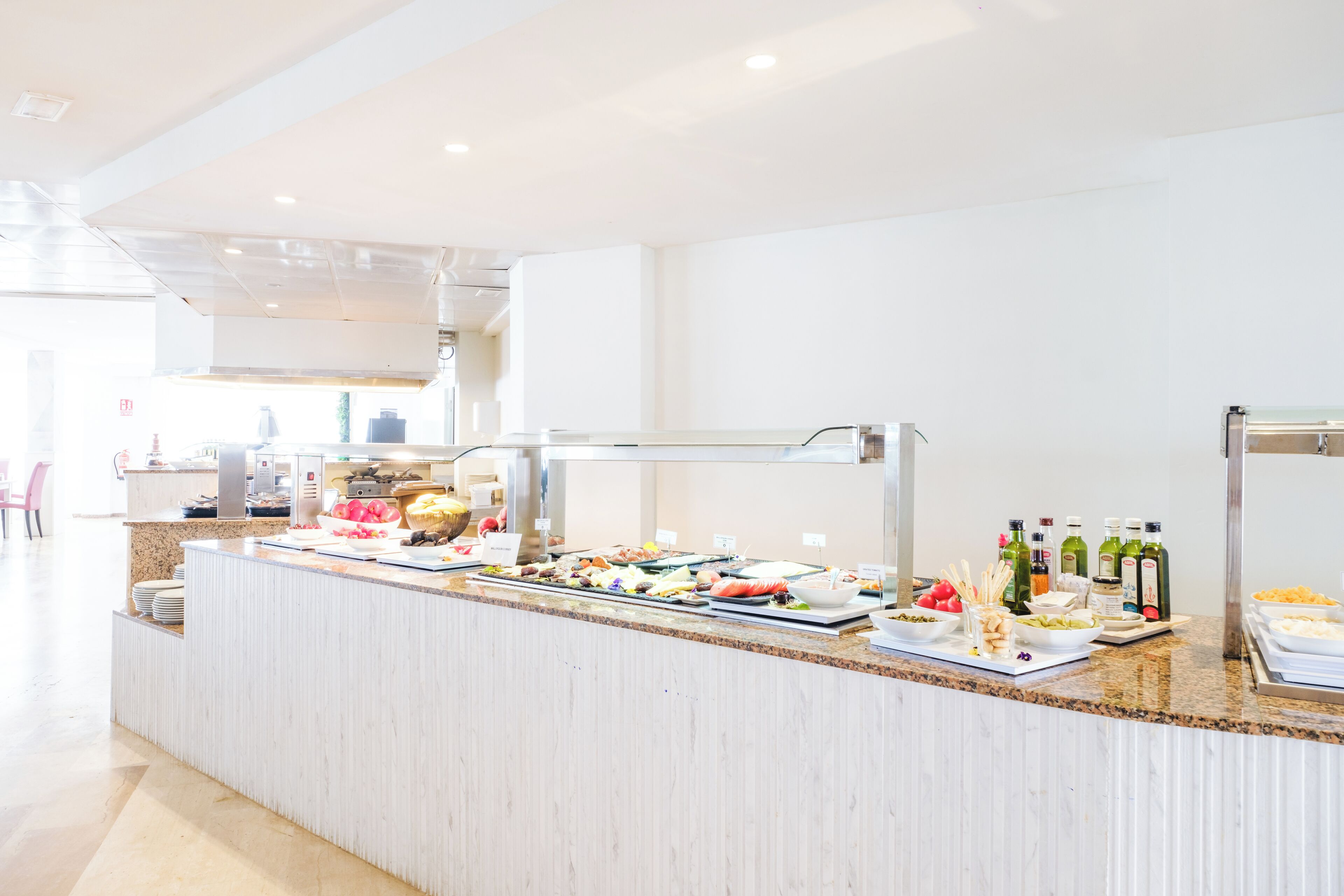 Un tavolo con buffet assortito di cibi e condimenti.