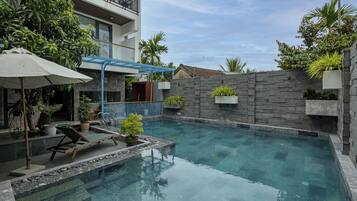 Una piscina al aire libre