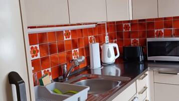 Kühlschrank, Mikrowelle, Ofen, Kochgeschirr/Geschirr/Besteck