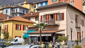 Filera d'edificis de colors amb un restaurant a la planta baixa.