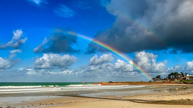 A beach with a rainbow, waves, and a cloudy sky. - House with heated swimming pool 3 km from the beach (PLEUMEUR BODOU)