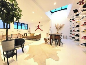 Interior - 18-person white celebrity loft (Nice)