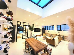 Interior - 18-person white celebrity loft (Nice)