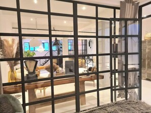 Interior - 18-person white celebrity loft (Nice)