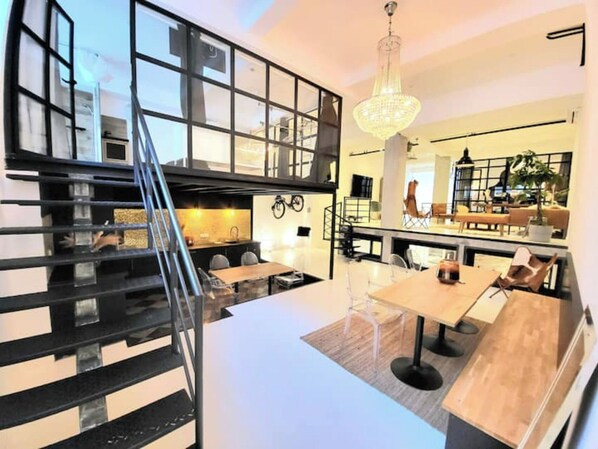 Dining - 18-person white celebrity loft (Nice)