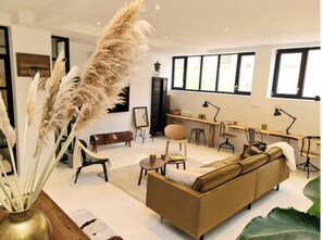 Interior - 18-person white celebrity loft (Nice)