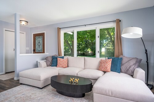 Mid-Way on 3rd, Sleeps 10, Sauna and Firepit with tow living rooms and fenced back yard