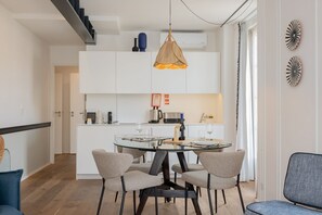 Superior Apartment | Private kitchenette | Electric kettle, highchair