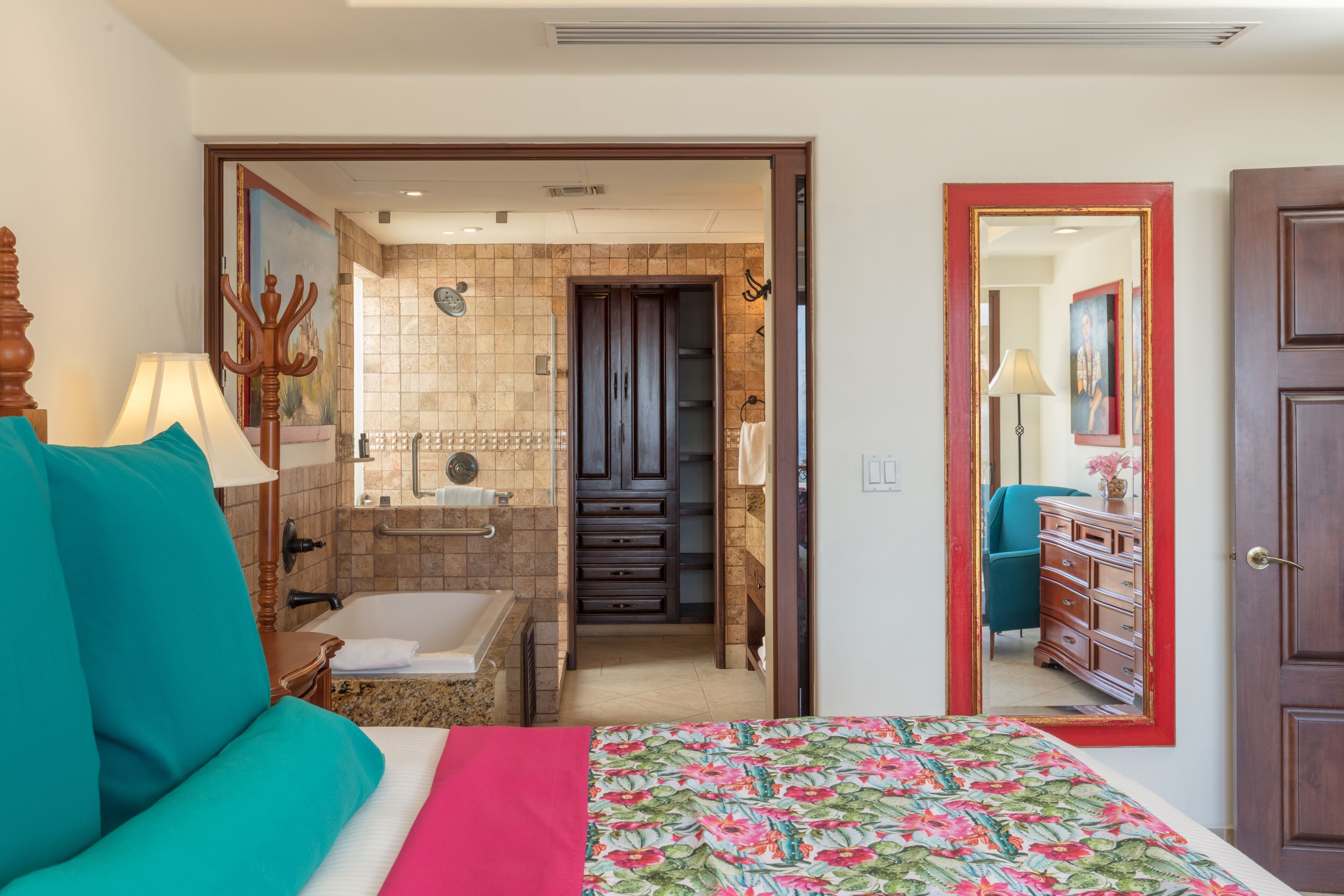 Apartamento Signature, 3 habitaciones, piscina privada, vistas al mar | Espacio para trabajar con un portátil y tabla de planchar con plancha