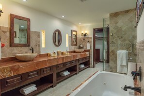 Signature appartement, 3 slaapkamers, privézwembad, uitzicht op zee | Badkamer | Gratis toiletartikelen, een haardroger, handdoeken, zeep
