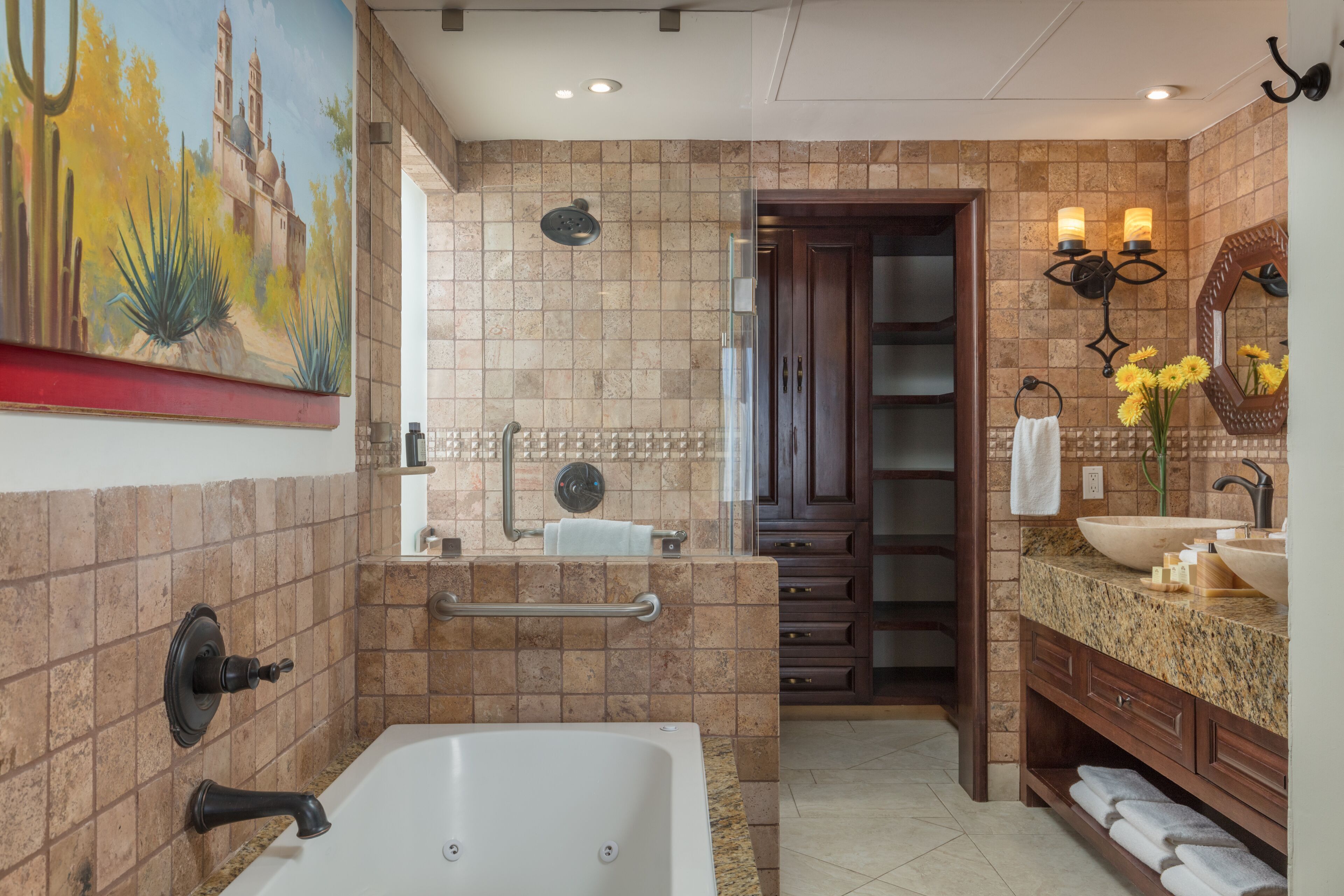 Une salle de bain moderne dotée d’une grande baignoire, d’un meuble-lavabo et d’un espace douche.