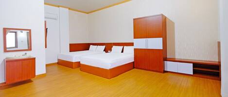 Quarto moderno com cama de casal, guarda-roupa de madeira, mesa de cabeceira e espelho.