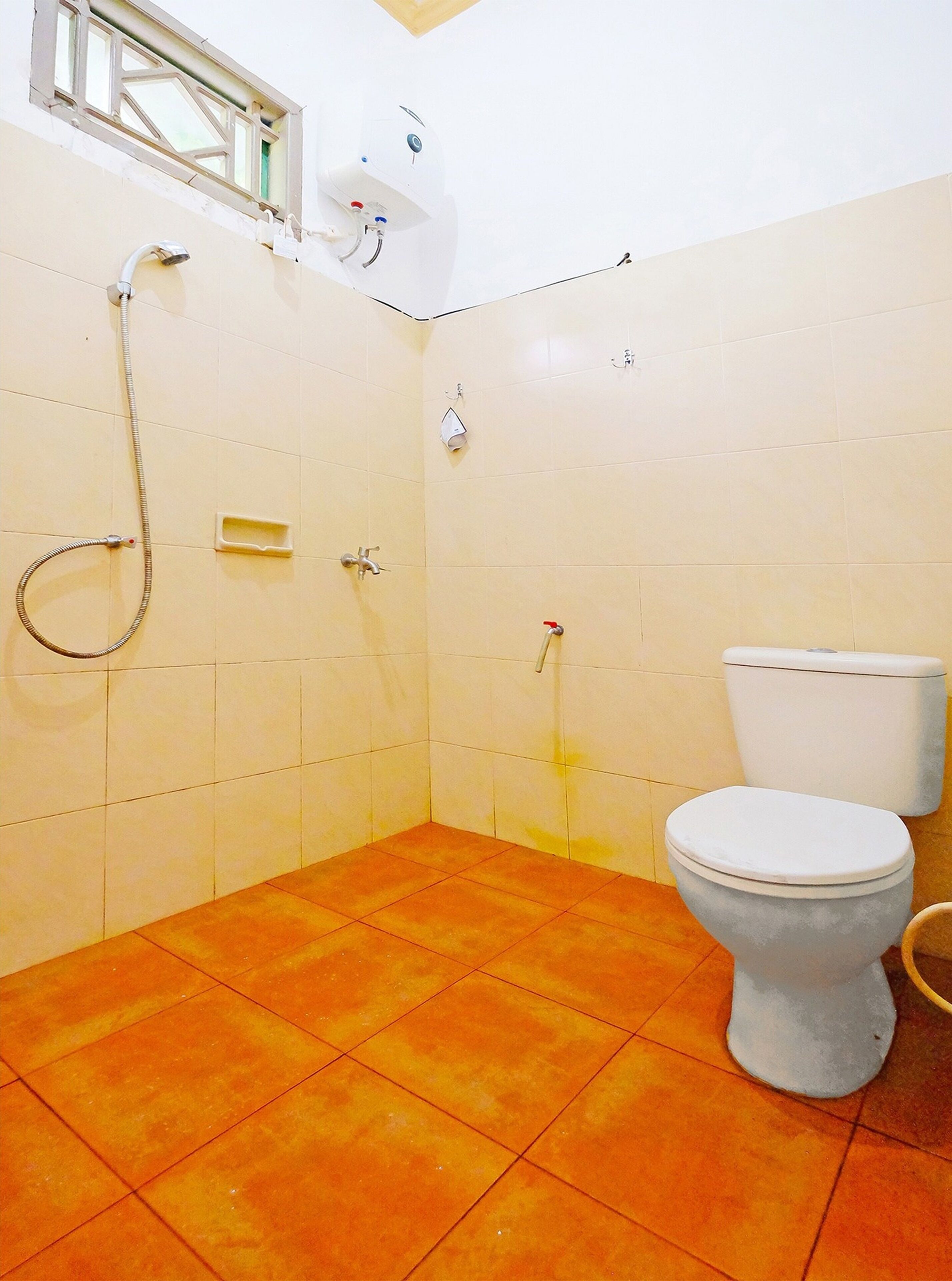 Un baño con inodoro, ducha y lavamanos.
