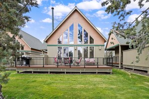 Terrace/patio - Wren - Private Hot Tub & Deck, Family, Eagle Crest, Sunny Getaway! (Redmond)