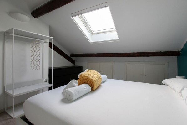 2 bedrooms, iron/ironing board, Internet, bed sheets