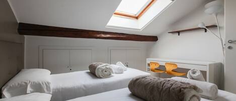 2 bedrooms, iron/ironing board, internet, bed sheets