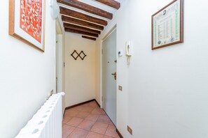 Interior - GuestHost - Two-room apartment located on the second floor of a building, without lift, located in the heart of the historic center of Parma. The property enjoys a central location (ZTL), in a picturesque, popular and lively district, near the Don Gnocch (Parma)