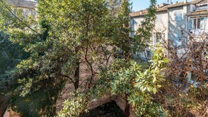 A stone bridge with greenery on either side, surrounded by buildings with traditional architecture. - GuestHost - Two-room apartment located on the second floor of a building, without lift, located in the heart of the historic center of Parma. The property enjoys a central location (ZTL), in a picturesque, popular and lively district, near the Don Gnocch (Parma)