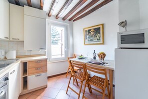 Private kitchen - GuestHost - Two-room apartment located on the second floor of a building, without lift, located in the heart of the historic center of Parma. The property enjoys a central location (ZTL), in a picturesque, popular and lively district, near the Don Gnocch (Parma)