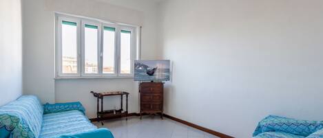 3 bedrooms, iron/ironing board, bed sheets