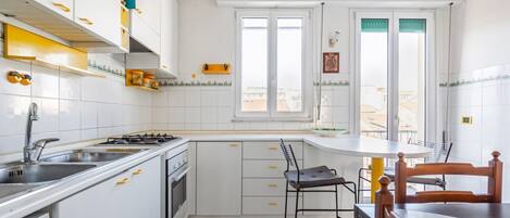 Jääkaappi, uuni, liesi, astianpesukone