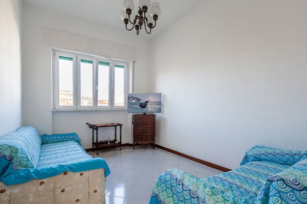 3 habitaciones, tabla de planchar con plancha y ropa de cama